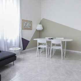 Appartement for rent for € 2.310 per month in Milan, Viale Argonne