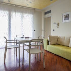 Apartment for rent for €2,139 per month in Milan, Via Giovanni Spadolini
