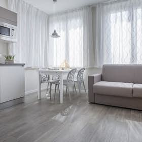 Apartment for rent for €2,310 per month in Milan, Piazzale Luigi Cadorna