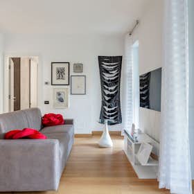 Apartment for rent for €2,110 per month in Milan, Via Marco Ulpio Traiano