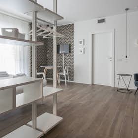 Apartment for rent for €1,960 per month in Milan, Via Carlo Poma