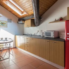 Apartment for rent for €2,140 per month in Milan, Viale Bligny
