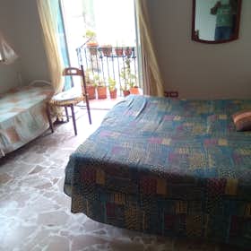 Отдельная комната сдается в аренду за 1 000 € в месяц в Taormina, Vico C. S. Rupilio