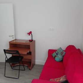 Apartment for rent for €850 per month in Madrid, Calle de Santa Juliana
