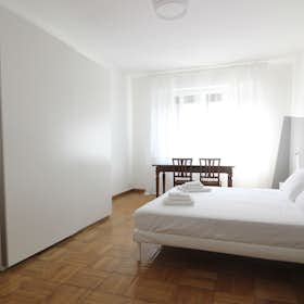 Appartement te huur voor € 2.180 per maand in Milan, Via Piacenza