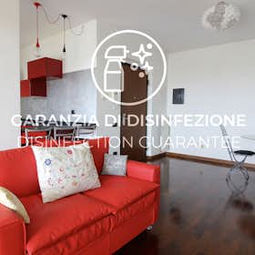 Apartment for rent for €2,140 per month in Milan, Via Bernardo Rucellai