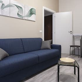 Apartment for rent for €1,640 per month in Milan, Via Policarpo Petrocchi