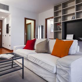 Apartment for rent for €2,690 per month in Milan, Viale Piero e Alberto Pirelli