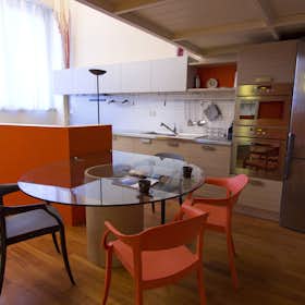 Apartment for rent for €2,355 per month in Milan, Via Voghera