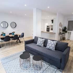 Apartment for rent for €3,200 per month in Madrid, Calle de los Estudiantes