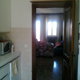 私人房间 正在以 €500 的月租出租，其位于 Piacenza, Via San Corrado Confalonieri