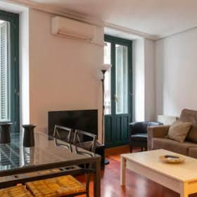 Apartment for rent for €2,650 per month in Madrid, Calle de los Reyes