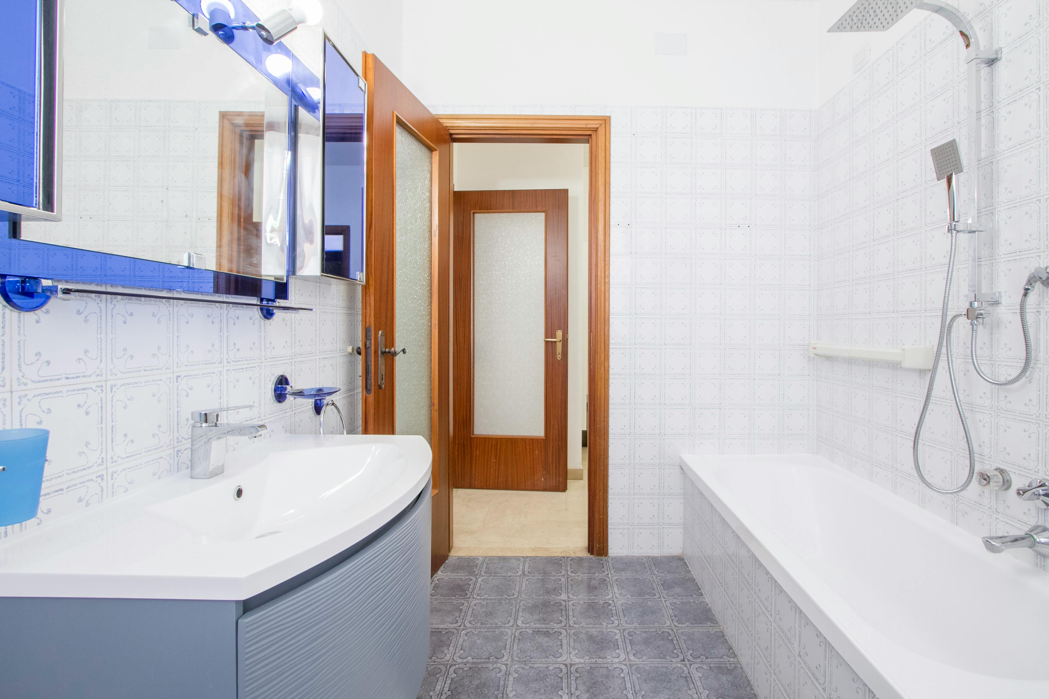 Double room Milan, 1 bed, 24m² — photo 9