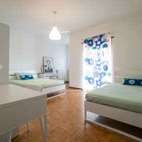 Shared room for rent for €500 per month in Cologno Monzese, Via Filippo Turati