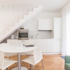 Apartment for rent for €2,070 per month in Milan, Via Ciro Menotti