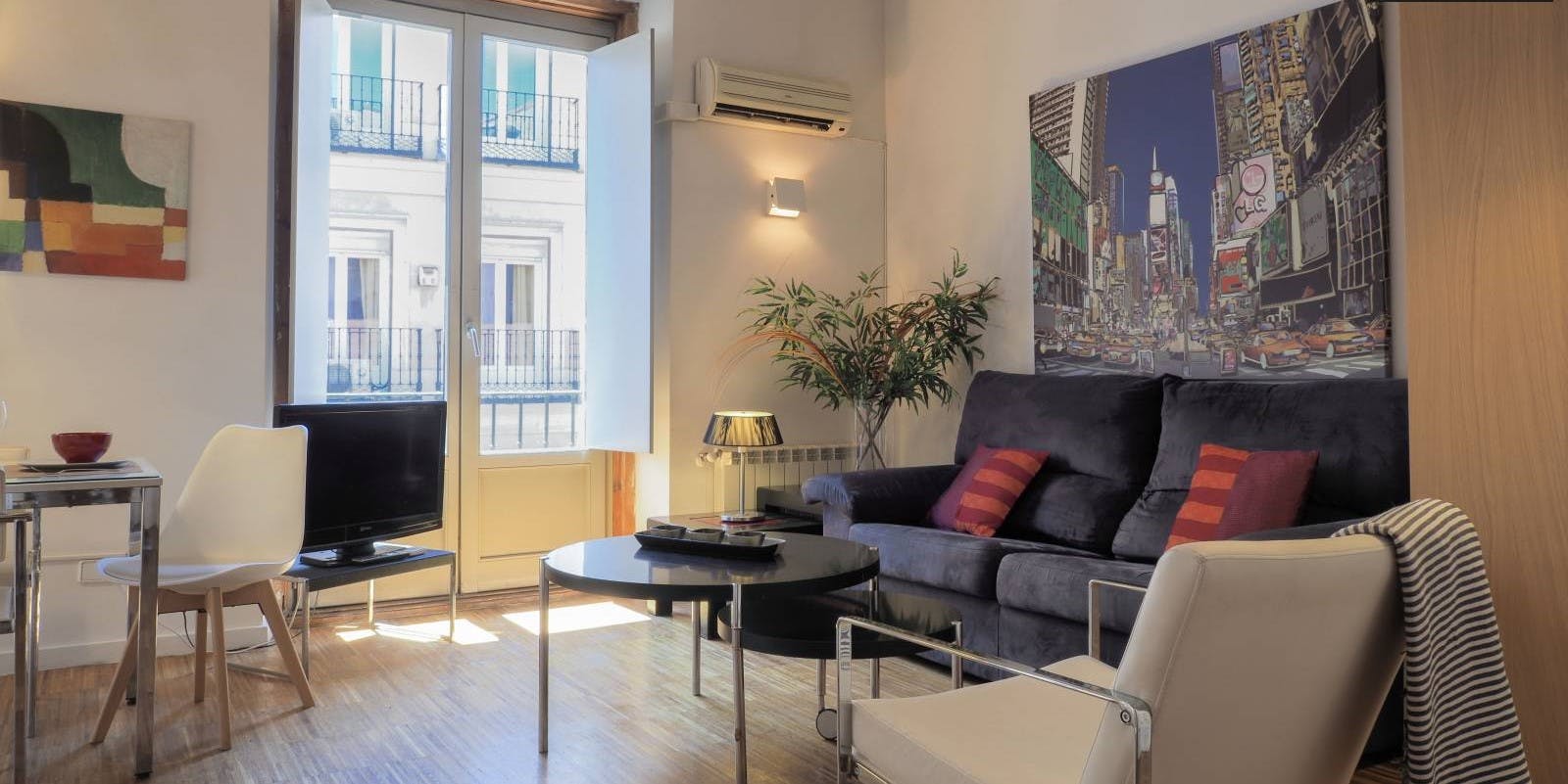 Apartment for rent for €1,895 per month in Madrid, Calle de Atocha