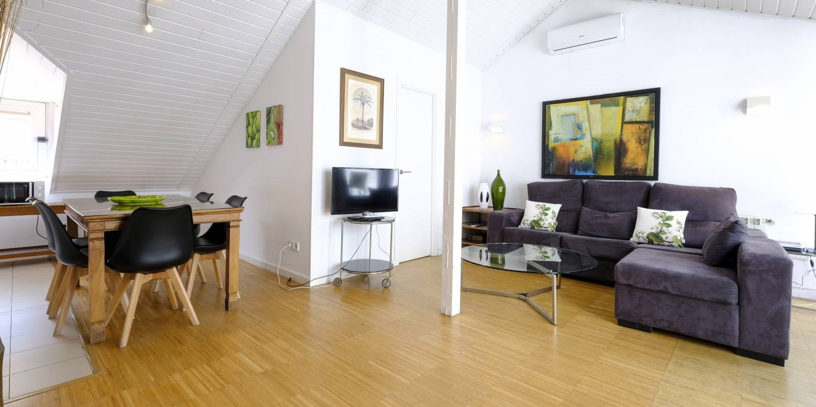 Apartment for rent for €2,345 per month in Madrid, Calle de Atocha