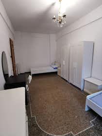 Pokój współdzielony do wynajęcia za 280 € miesięcznie w mieście Genoa, Via Venezia