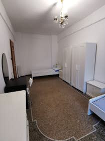 Общая комната сдается в аренду за 280 € в месяц в Genoa, Via Venezia
