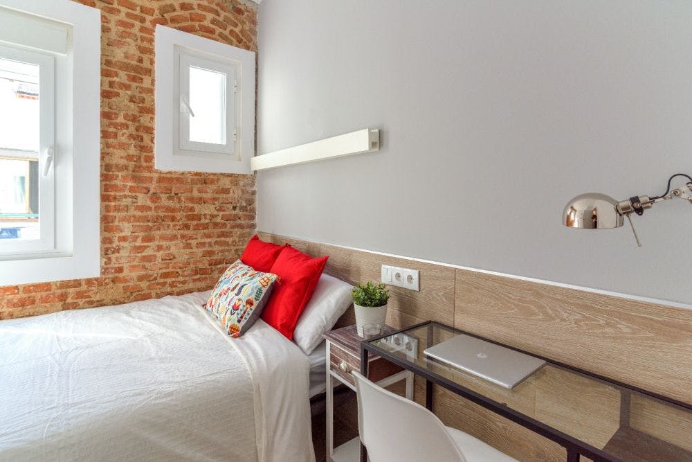 Private room for rent for €640 per month in Madrid, Calle Mesón de Paredes
