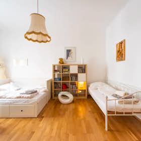Apartment for rent for €1,800 per month in Vienna, Rembrandtstraße