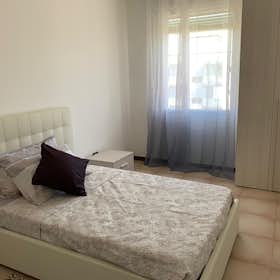 私人房间 正在以 €600 的月租出租，其位于 Milan, Via Arturo Graf
