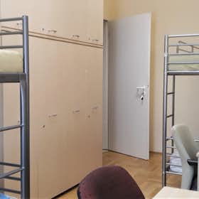 Shared room for rent for HUF 111,060 per month in Budapest, Szent István körút