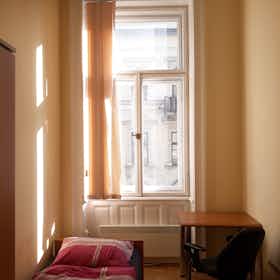 Private room for rent for HUF 155,424 per month in Budapest, Szent István körút