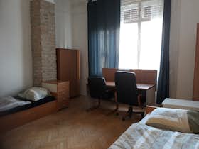 Mehrbettzimmer zu mieten für 109.860 HUF pro Monat in Budapest, Bartók Béla út