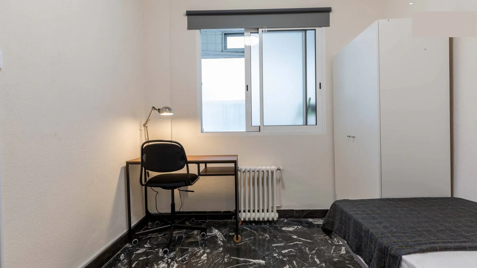Private room in Calle Periodista Azzati, Valencia (899748) ROOM 1