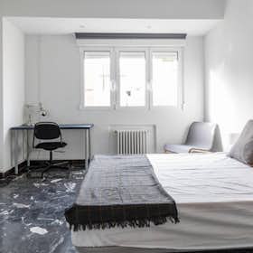 Private room for rent for €665 per month in Valencia, Calle Periodista Azzati