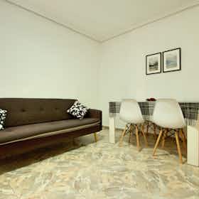 Wohnung zu mieten für 850 € pro Monat in Alicante, Pasaje Campoamor