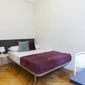 Private room for rent for €710 per month in Madrid, Calle Duque de Sesto