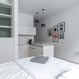 Apartment for rent for €1,790 per month in Berlin, Mariannenplatz