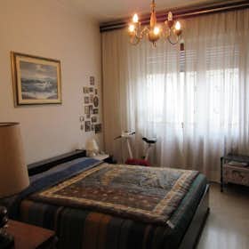 私人房间 正在以 €320 的月租出租，其位于 Turin, Via Giovanni Poggio