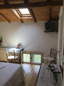 公寓 正在以 €950 的月租出租，其位于 Viareggio, Viale Alfredo Belluomini