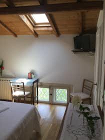 Apartamento para alugar por € 950 por mês em Viareggio, Viale Alfredo Belluomini