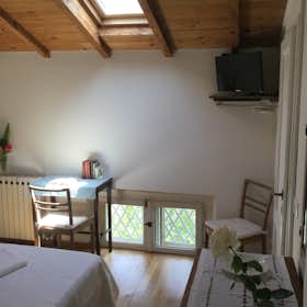 Apartament de închiriat pentru 950 EUR pe lună în Viareggio, Viale Alfredo Belluomini