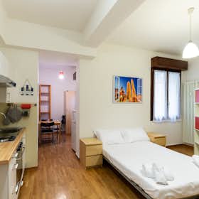Studio for rent for €1,000 per month in Bologna, Via Galliera