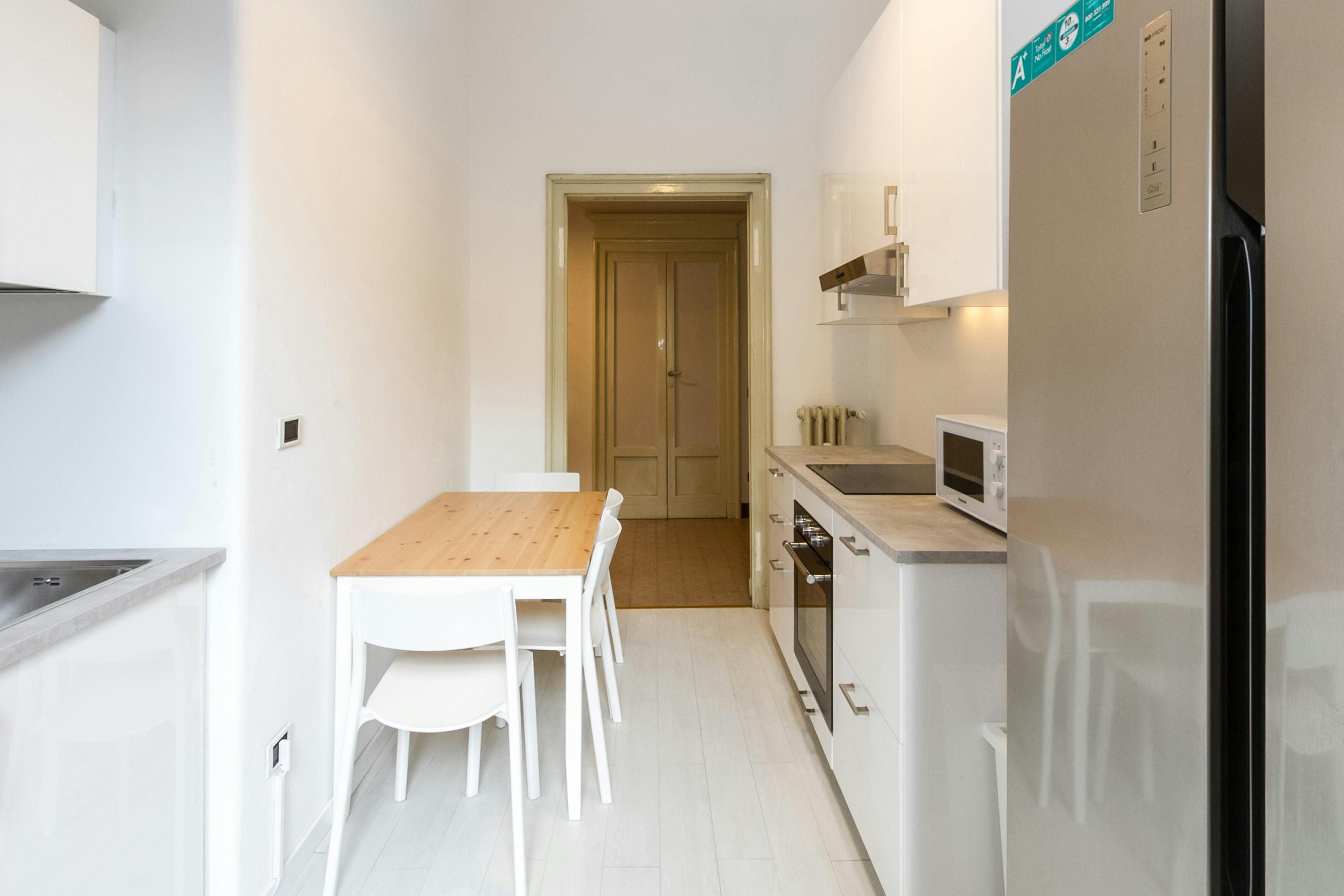 Shared room in Viale Regina Giovanna, Milan (907031) room image 10