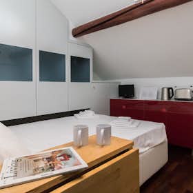 公寓 正在以 €1,690 的月租出租，其位于 Milan, Ripa di Porta Ticinese