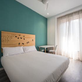 Private room for rent for €875 per month in Madrid, Calle de las Hileras