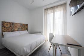Private room for rent for €845 per month in Madrid, Calle de las Hileras