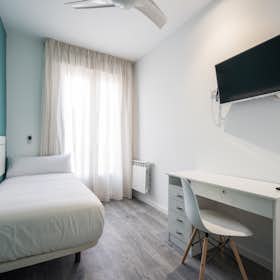 Private room for rent for €755 per month in Madrid, Calle de las Hileras