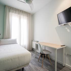 Private room for rent for €755 per month in Madrid, Calle de las Hileras