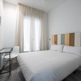 Private room for rent for €795 per month in Madrid, Calle de las Hileras