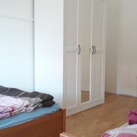 Shared room for rent for HUF 112,227 per month in Budapest, Szent István körút