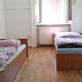 Shared room for rent for HUF 111,124 per month in Budapest, Szent István körút