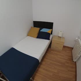 Private room for rent for €680 per month in Barcelona, Carrer d'Aragó
