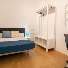 Private room for rent for €660 per month in Madrid, Calle de Fuencarral